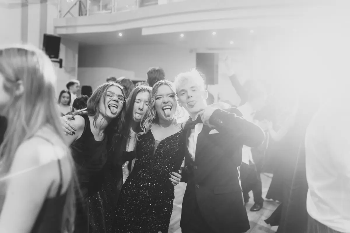 Uczniowie "białego" bawiący się na studniówce. Fotograf Ełcki.